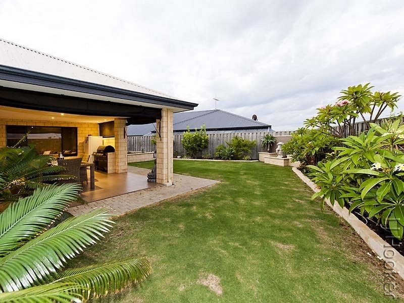 4 Grasshill Grange, Halls Head WA 6210