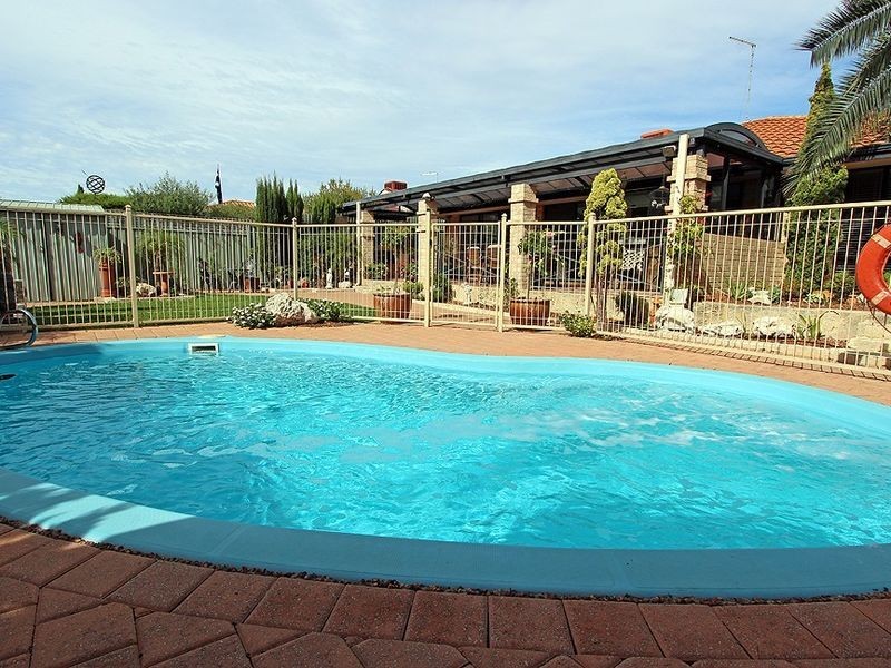 22 Paradise Circuit, Halls Head WA 6210