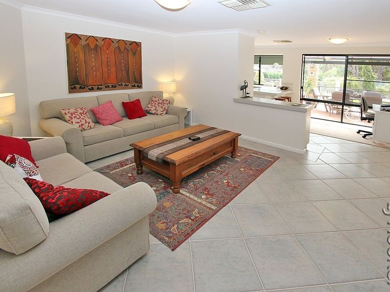 22 Paradise Circuit, Halls Head WA 6210