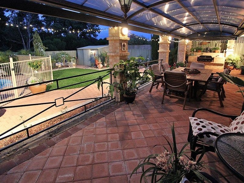 22 Paradise Circuit, Halls Head WA 6210