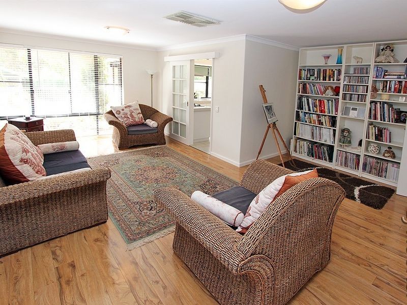 22 Paradise Circuit, Halls Head WA 6210