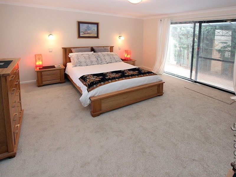 22 Paradise Circuit, Halls Head WA 6210