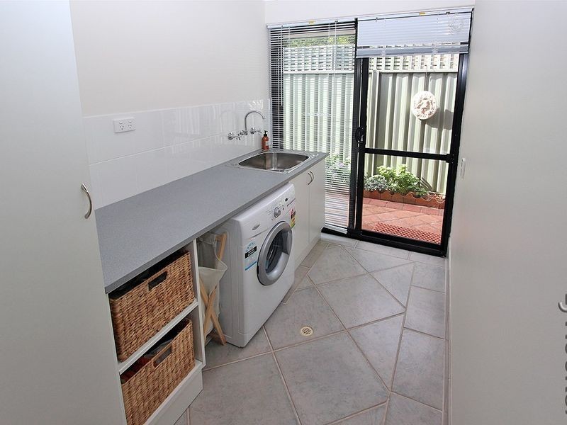 22 Paradise Circuit, Halls Head WA 6210