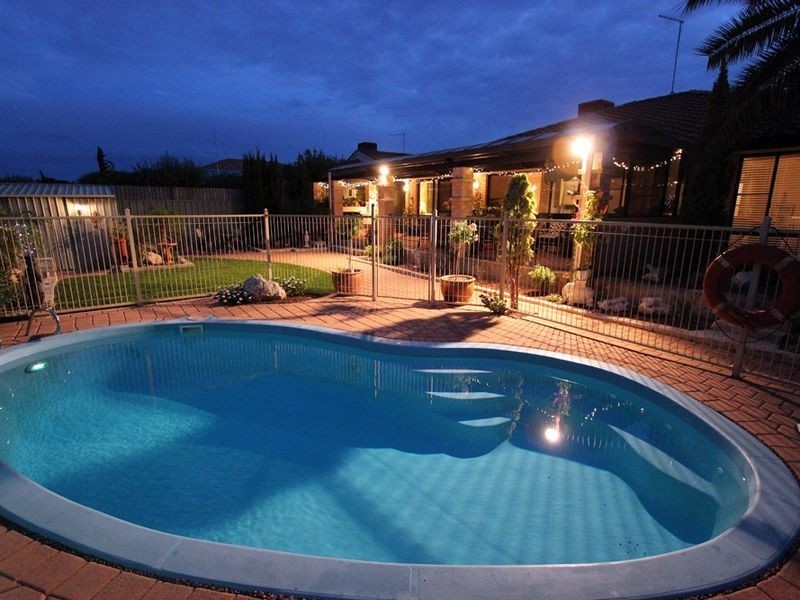 22 Paradise Circuit, Halls Head WA 6210