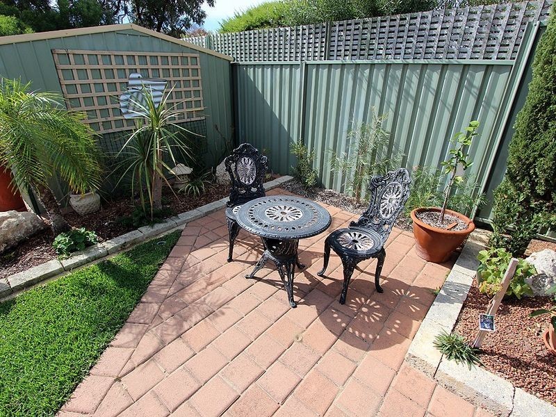 22 Paradise Circuit, Halls Head WA 6210