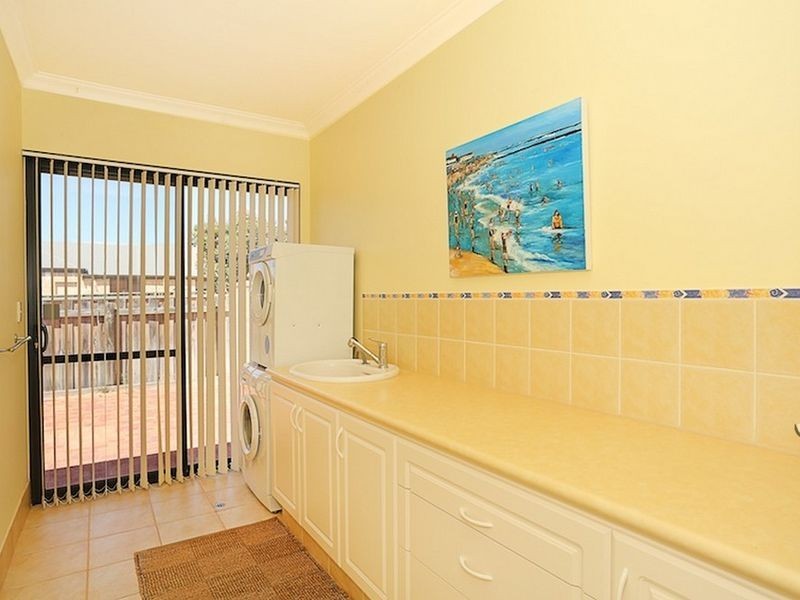 11 Sandy Cove, Halls Head WA 6210