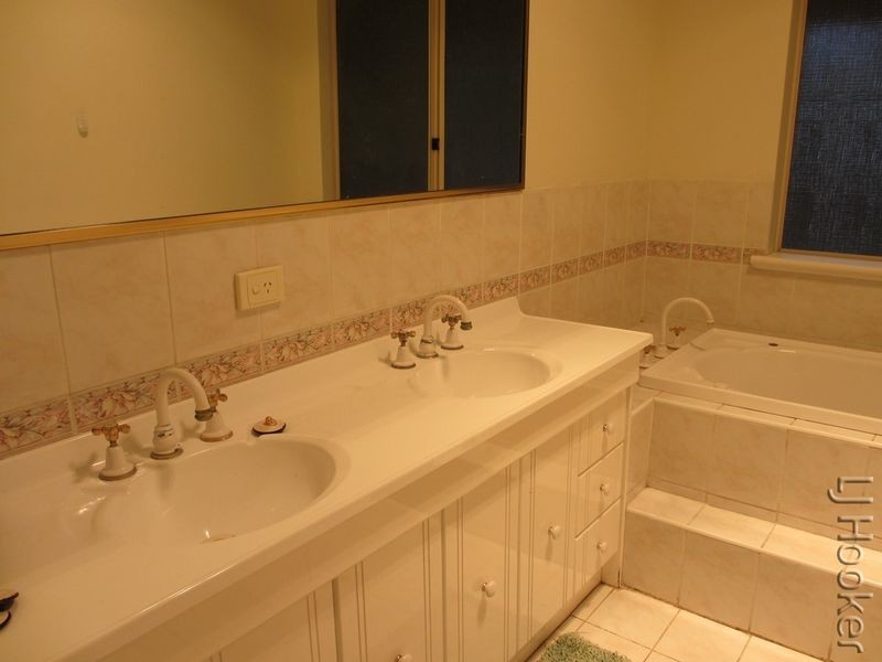 36 Summerhill Drive, Stake Hill WA 6210