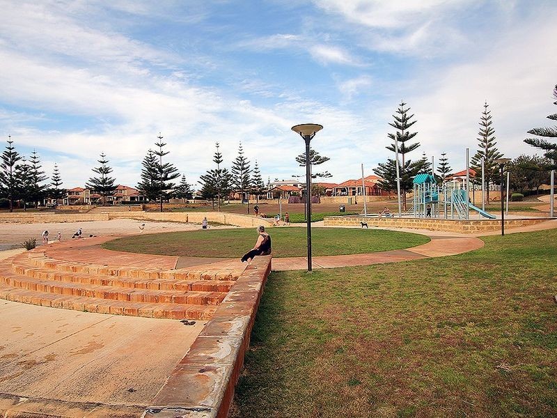 4 Frigate Way, Wannanup WA 6210