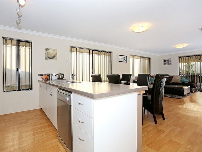 27 Rayner Promenade, Lakelands WA 6180