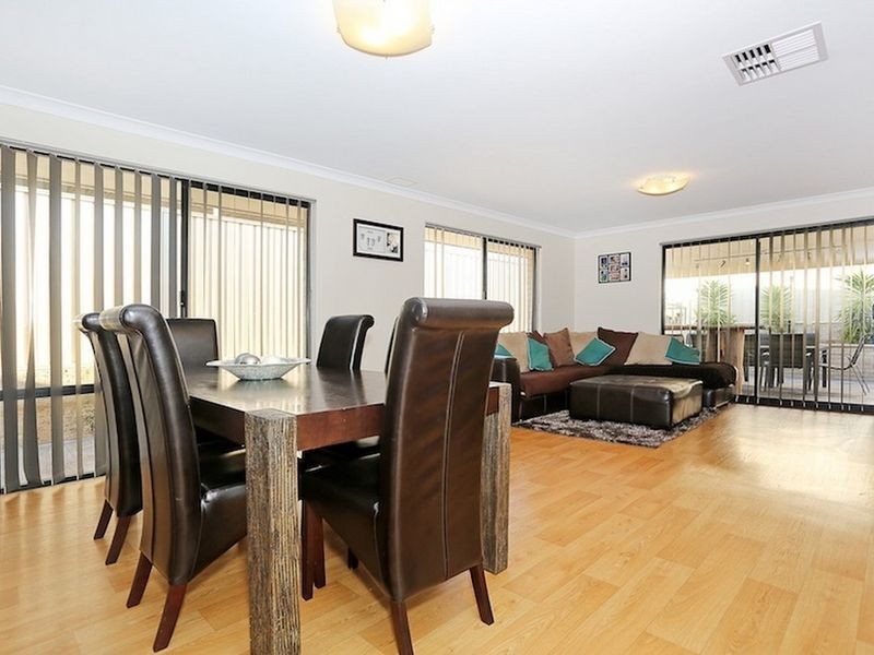 27 Rayner Promenade, Lakelands WA 6180