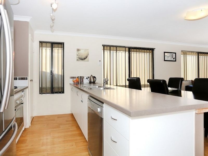 27 Rayner Promenade, Lakelands WA 6180