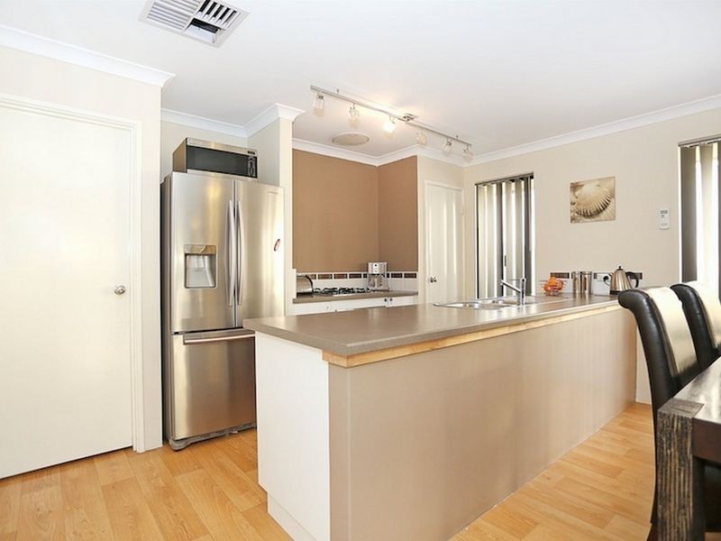 27 Rayner Promenade, Lakelands WA 6180