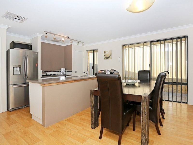 27 Rayner Promenade, Lakelands WA 6180