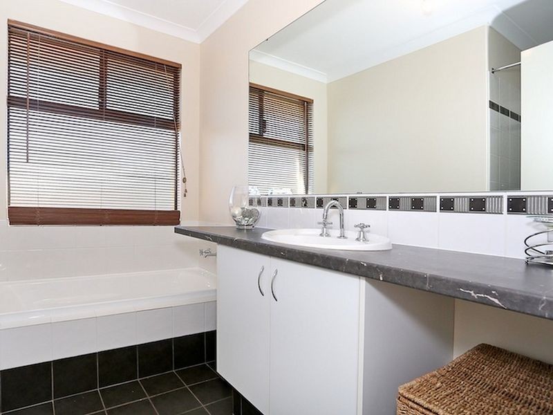 27 Rayner Promenade, Lakelands WA 6180