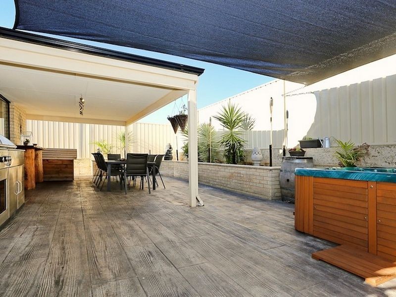 27 Rayner Promenade, Lakelands WA 6180