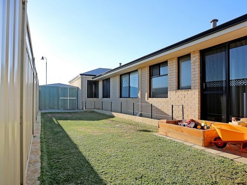 27 Rayner Promenade, Lakelands WA 6180