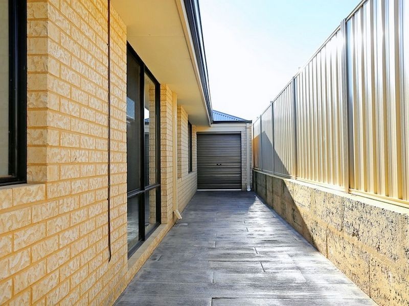 27 Rayner Promenade, Lakelands WA 6180