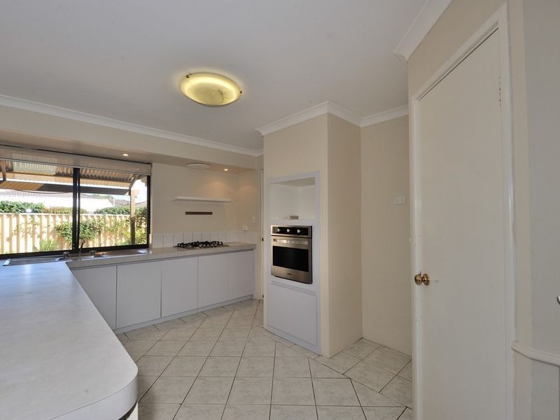 32 Floribunda Avenue, Halls Head WA 6210