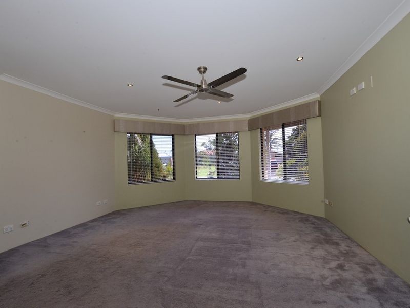 32 Floribunda Avenue, Halls Head WA 6210