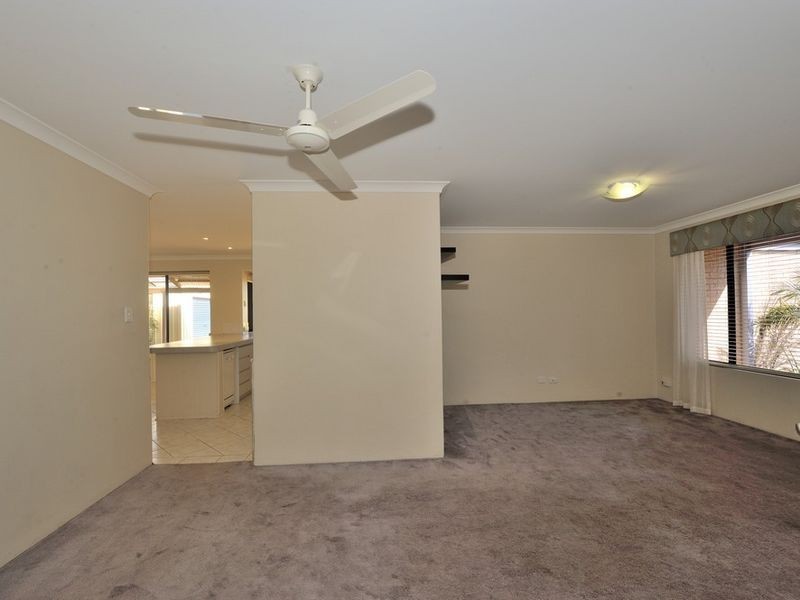 32 Floribunda Avenue, Halls Head WA 6210