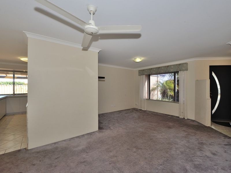 32 Floribunda Avenue, Halls Head WA 6210