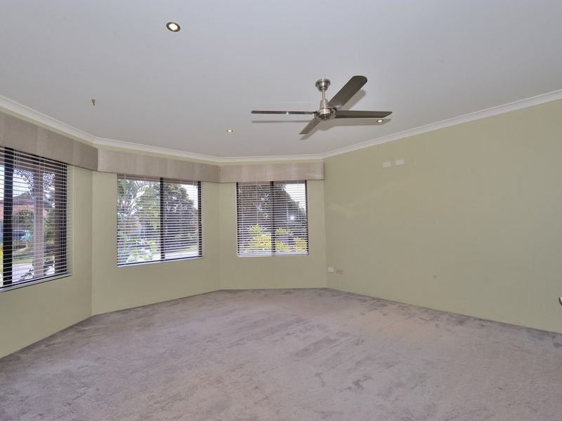 32 Floribunda Avenue, Halls Head WA 6210