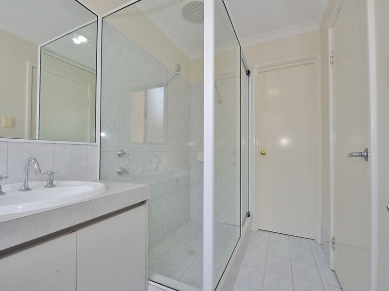 32 Floribunda Avenue, Halls Head WA 6210