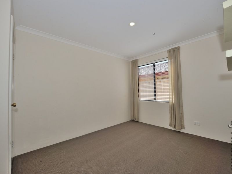 32 Floribunda Avenue, Halls Head WA 6210