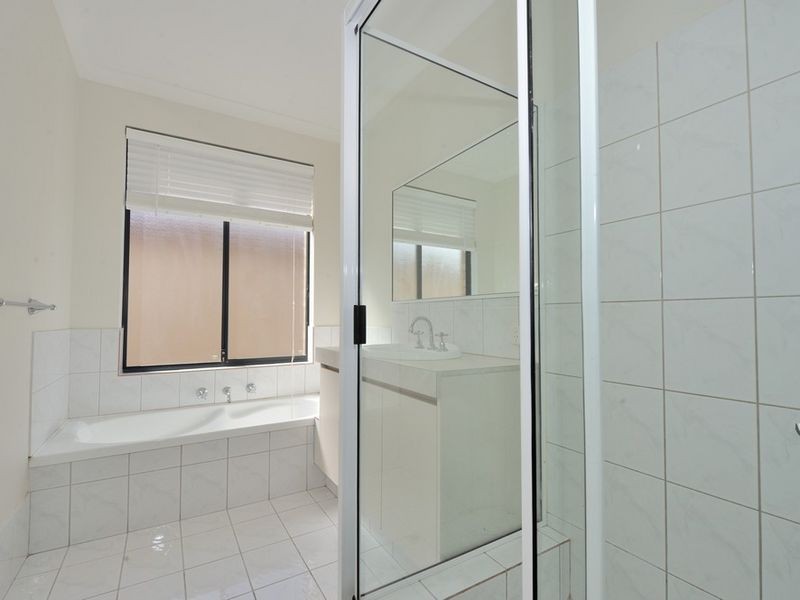 32 Floribunda Avenue, Halls Head WA 6210