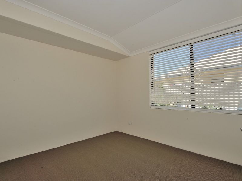 32 Floribunda Avenue, Halls Head WA 6210