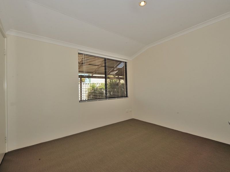 32 Floribunda Avenue, Halls Head WA 6210