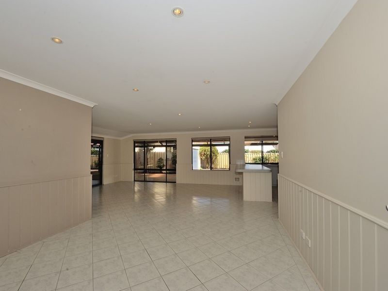 32 Floribunda Avenue, Halls Head WA 6210