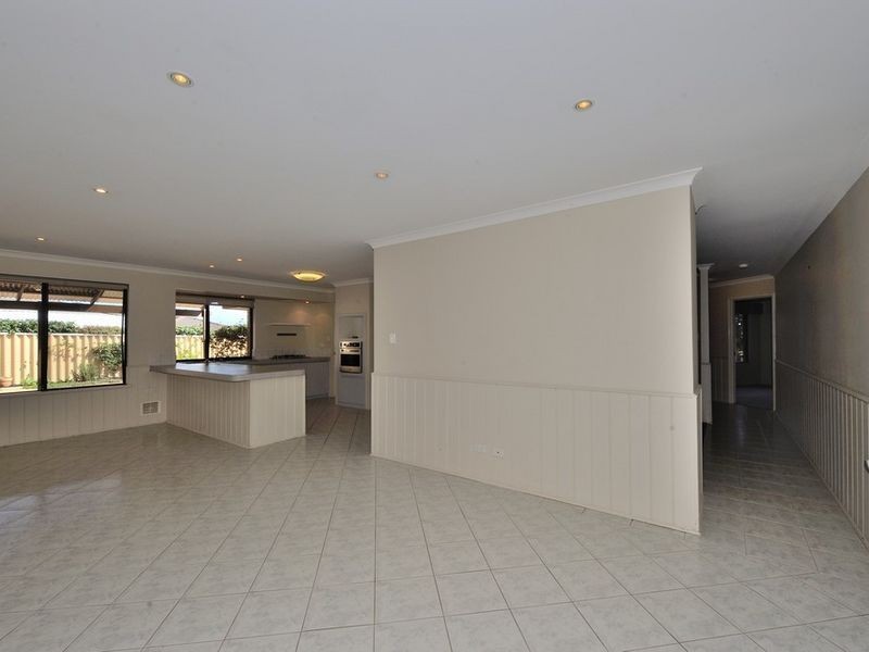 32 Floribunda Avenue, Halls Head WA 6210