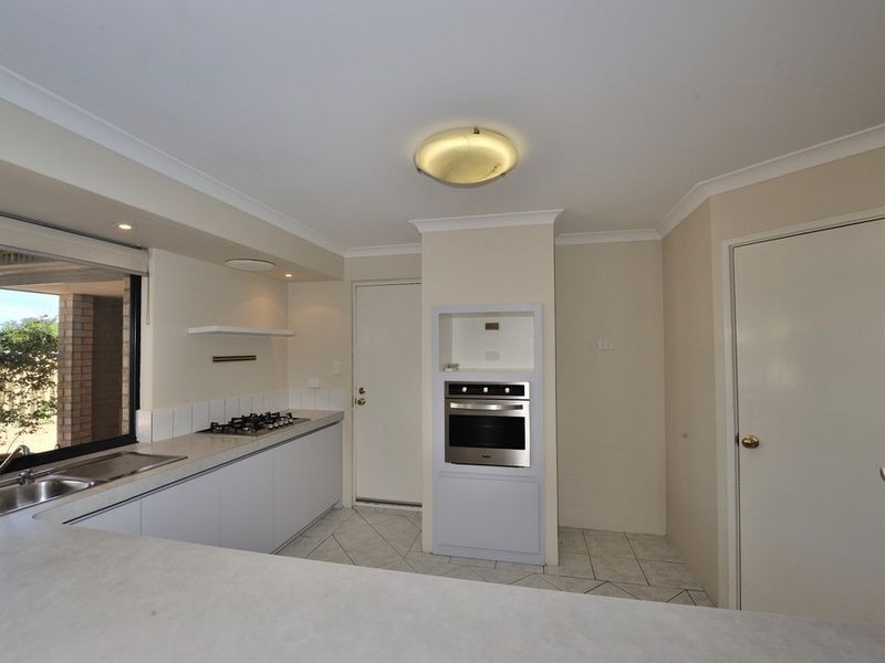 32 Floribunda Avenue, Halls Head WA 6210