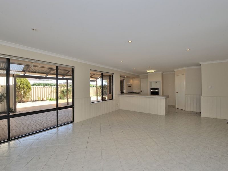 32 Floribunda Avenue, Halls Head WA 6210