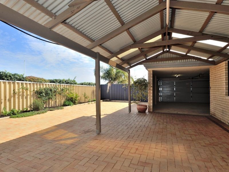 32 Floribunda Avenue, Halls Head WA 6210