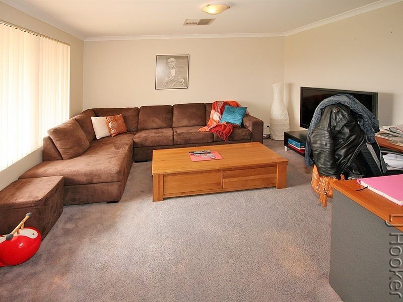 10 Waratah Circle, Halls Head WA 6210