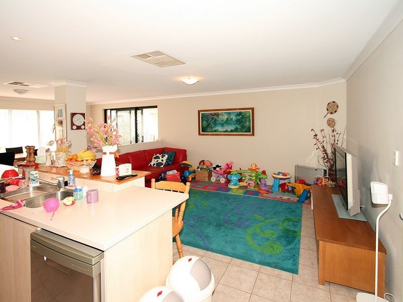10 Waratah Circle, Halls Head WA 6210