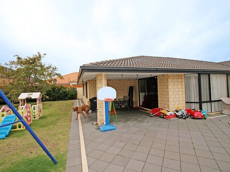 10 Waratah Circle, Halls Head WA 6210