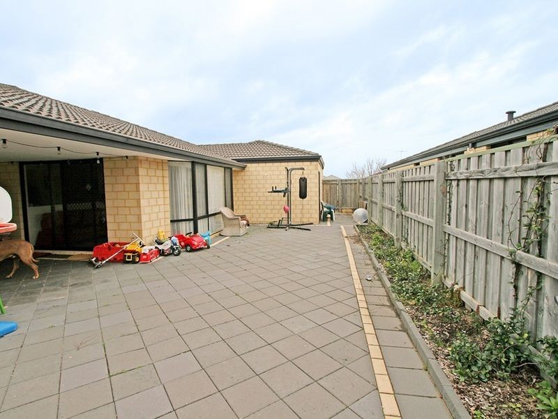 10 Waratah Circle, Halls Head WA 6210