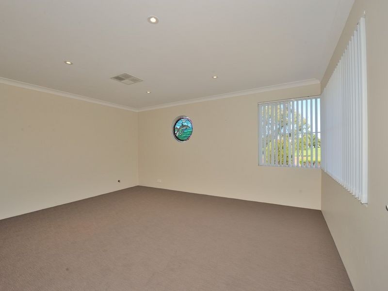 8 Parkwater Cove, Halls Head WA 6210
