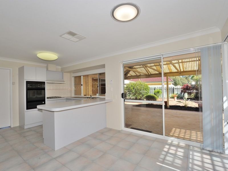 8 Parkwater Cove, Halls Head WA 6210
