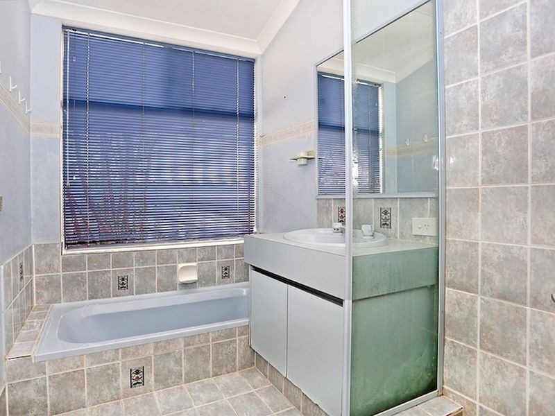 28 Floribunda Avenue, Halls Head WA 6210