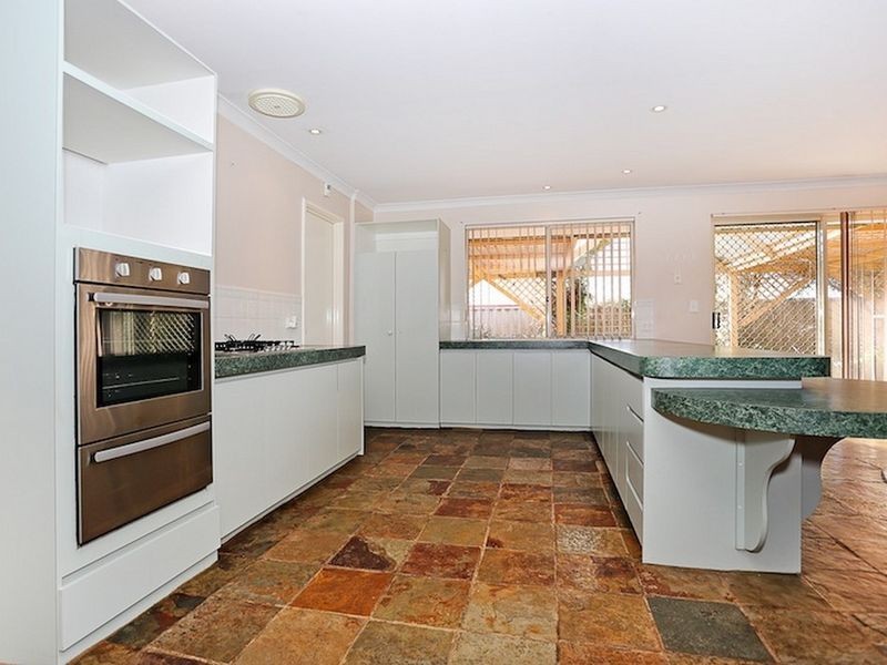 28 Floribunda Avenue, Halls Head WA 6210