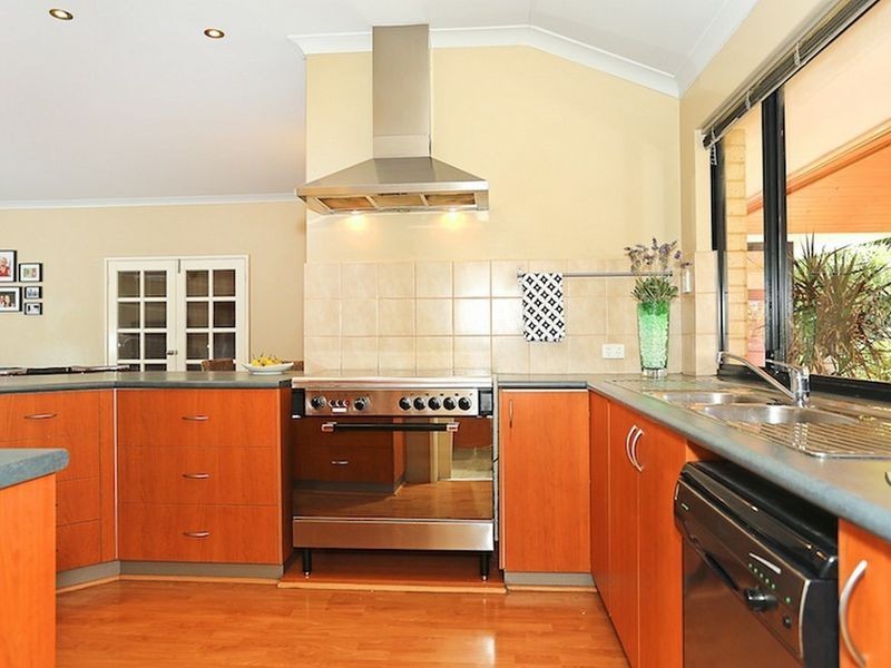 8 Spyglass Rise, Halls Head WA 6210