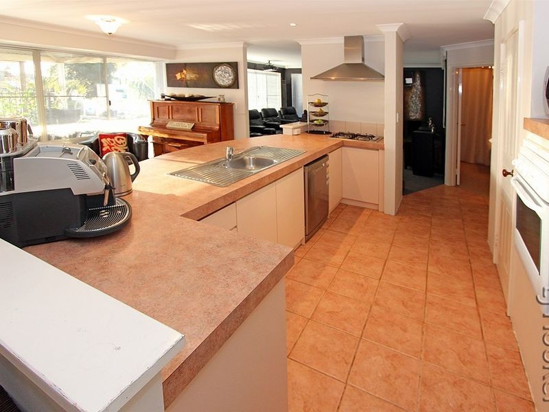 9 Lakes Crescent, South Yunderup WA 6208