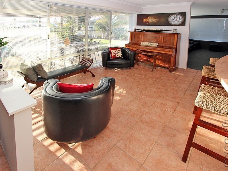 9 Lakes Crescent, South Yunderup WA 6208