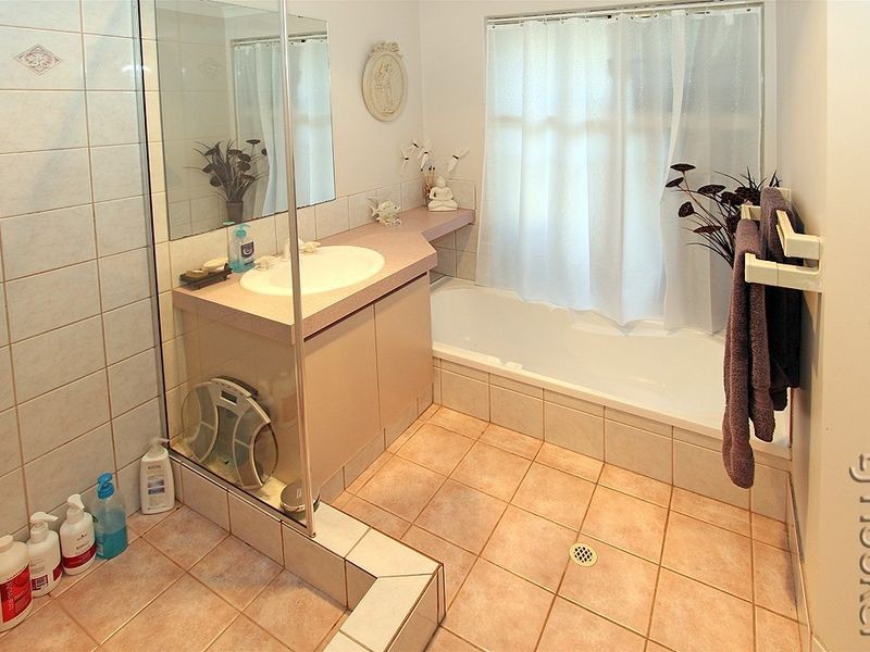 9 Lakes Crescent, South Yunderup WA 6208