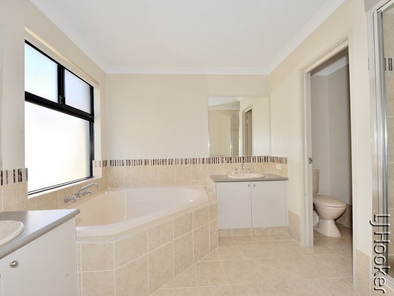 3 Lea Wynd, Lakelands WA 6180