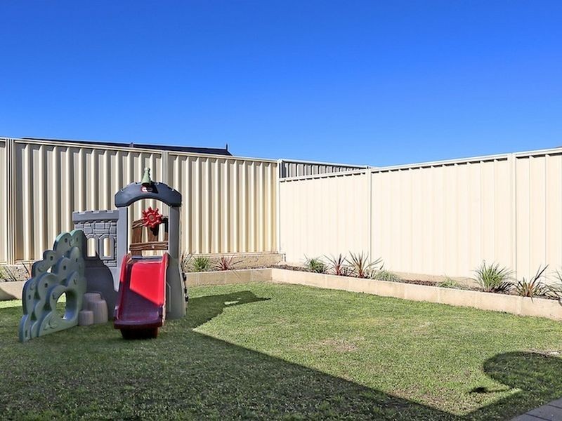 25 Rayner Promenade, Lakelands WA 6180